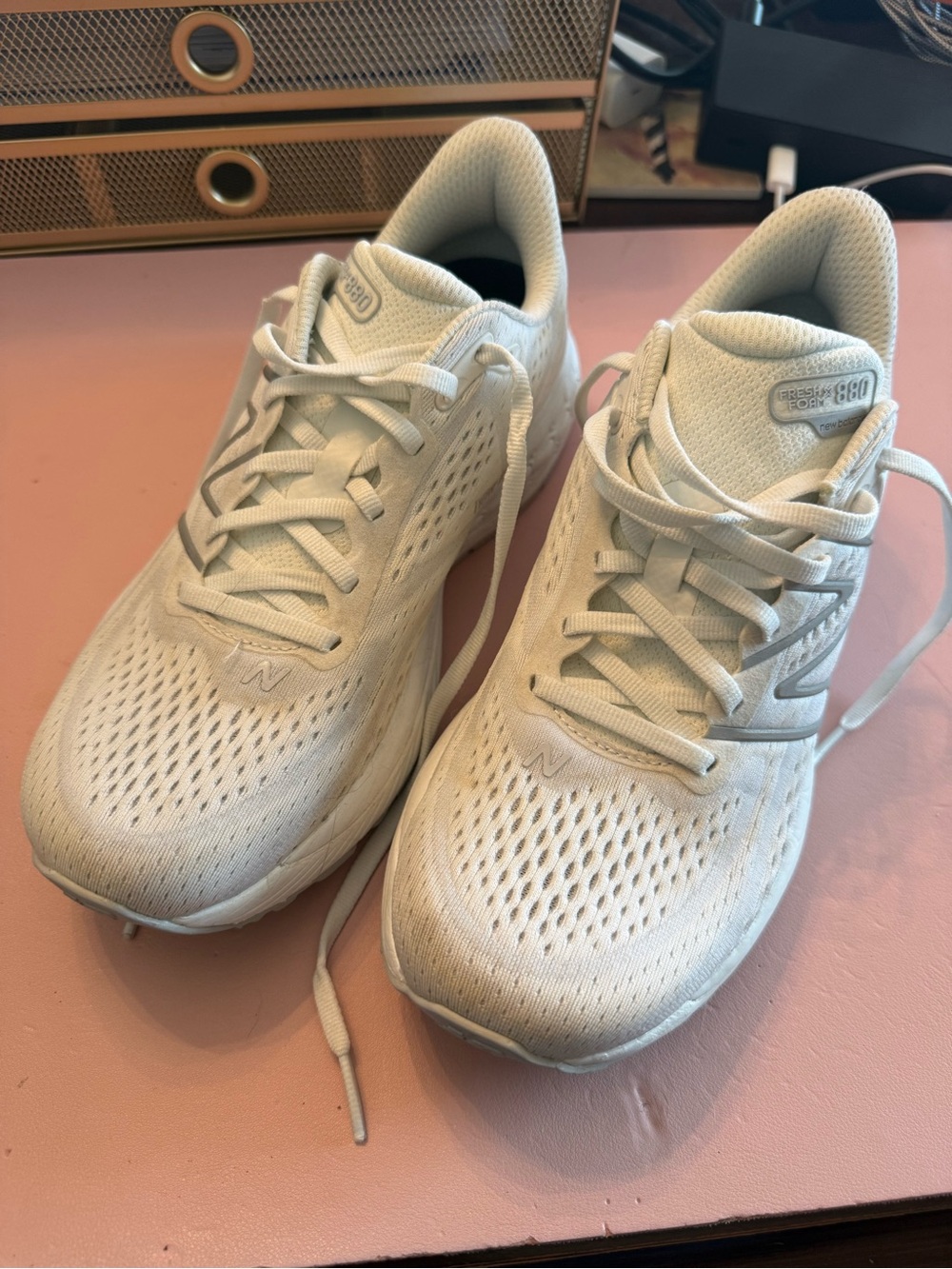 New Balance white Fresh Foam 880 Running Shoes size 8 women’s.